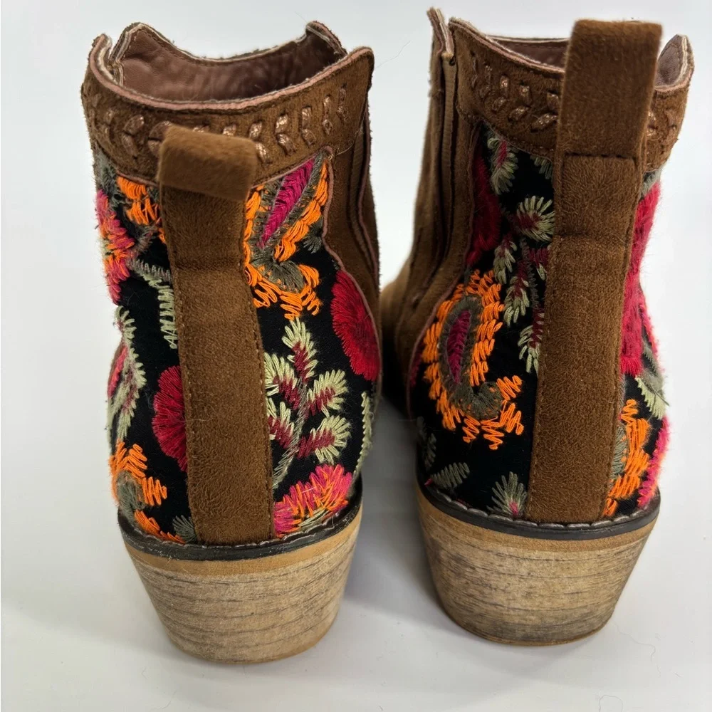 Tiara Los Angeles Topa ankle boots 7.5 faux suede floral embroidery Size